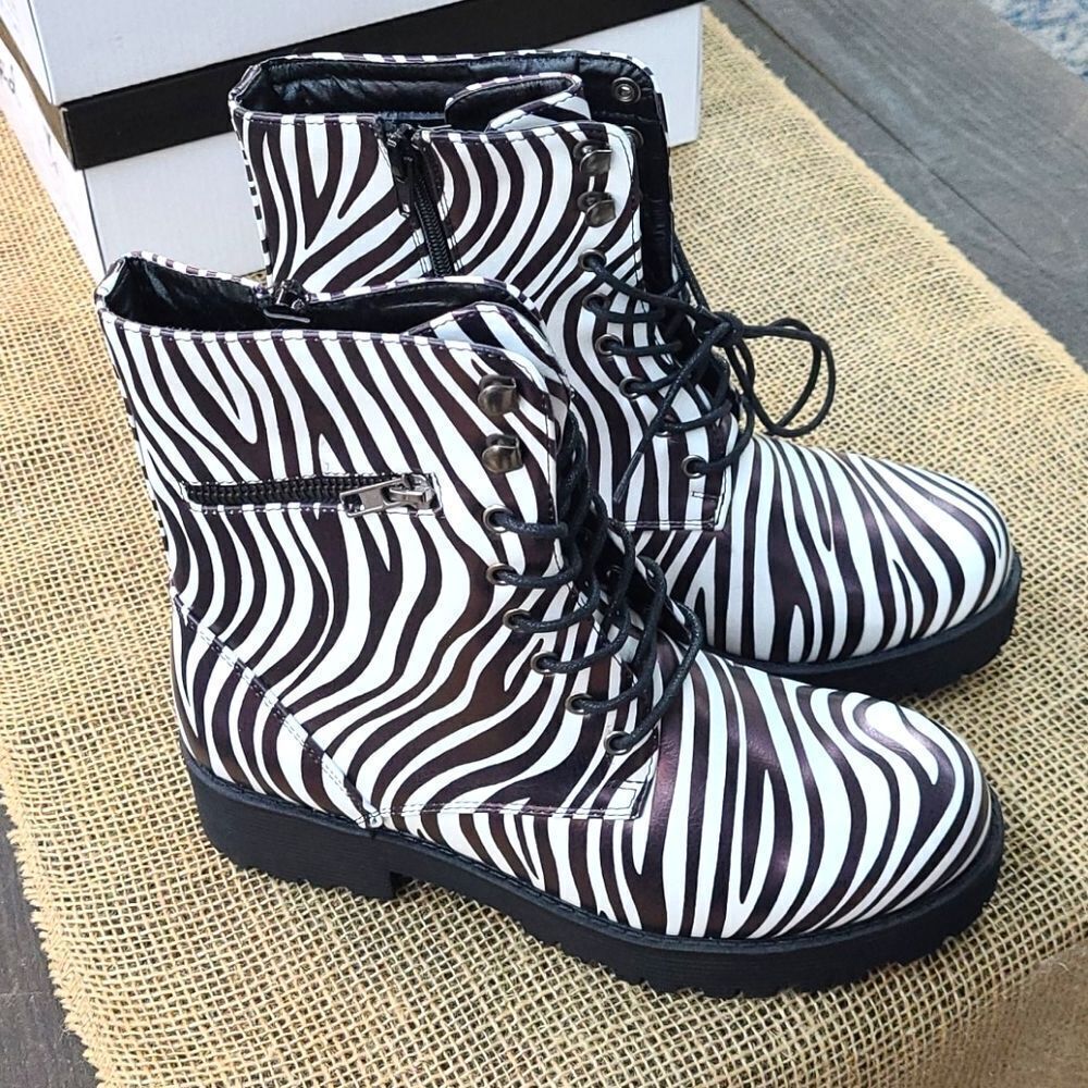 NWOT Cinak lace up zipper boots